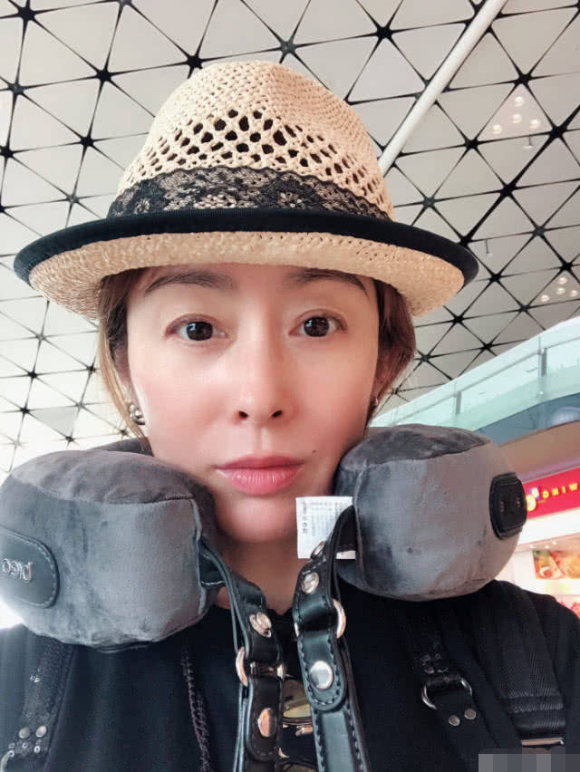 香港经典美人张敏出游,素颜照差点没认出来,网友:开了眼角!