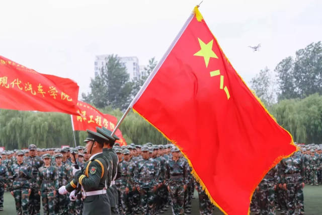 戳图片可看微博高清直播哦~ ▲ 升国旗,奏国歌 ▲ 迎军旗 ▲ 党委委员