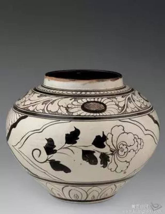 "剔花似凤展翅飞.刻划花 白釉粹,千年磁窑情系谁.水墨磁 黑白绘