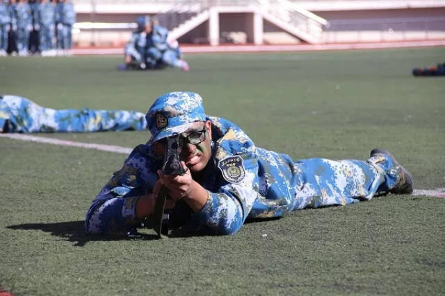 敌若来犯,必无归路 匍匐的身影,卧倒前进,是你们的忠勇 声声警鸣,对抗