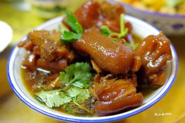 这家的招牌菜是同安封肉和卤猪蹄,封肉更适合配白米饭,周末晚主要是去