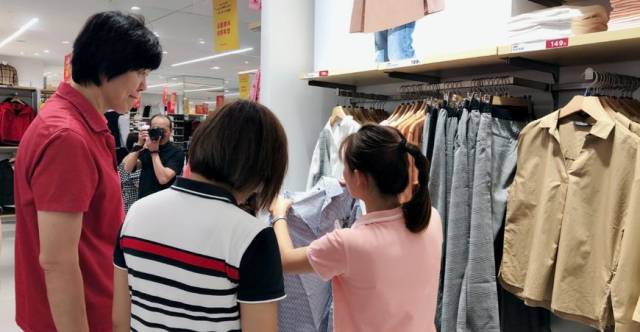 勤俭节约!郎平夫妇逛商场买衣服 拒名牌去国产百元店买99元情侣衫