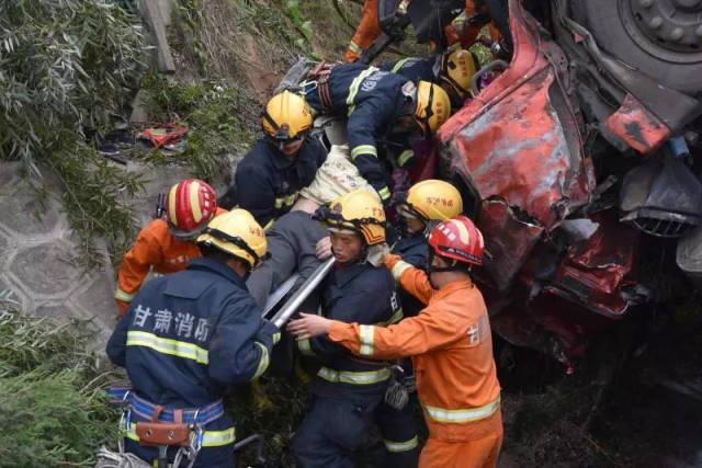 突发!平凉高速路段两起交通事故 造成3死2伤