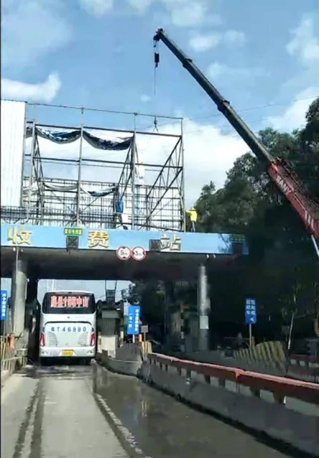 正式拆除龍圩收費站 全封閉施工期間,過往車輛需繞行馬梧高速,繞行線