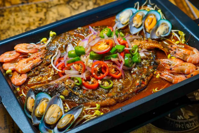 冬瓜,豆腐之类的配菜,但是湾仔的max版烤鱼,你甚至可以加 海鲜!