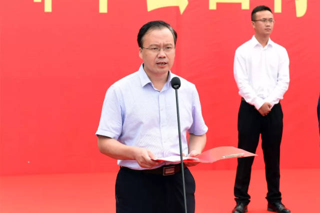 镇党委副书记,镇长杨春主持邹平县西青路(一期)广富隧道通车仪式.