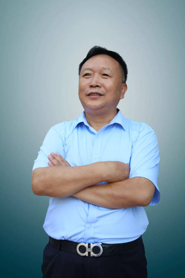 甲秀小学校长汪伟:好学校,"苦"出来!