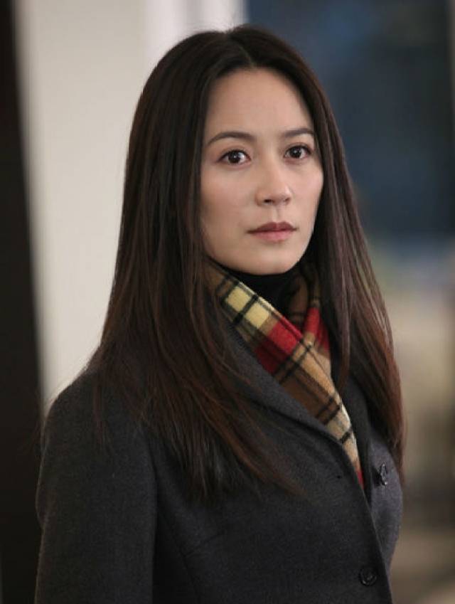 曾因回眸一笑被熟识,是窦文涛的绯闻女友,如今47岁被赞冻龄女神