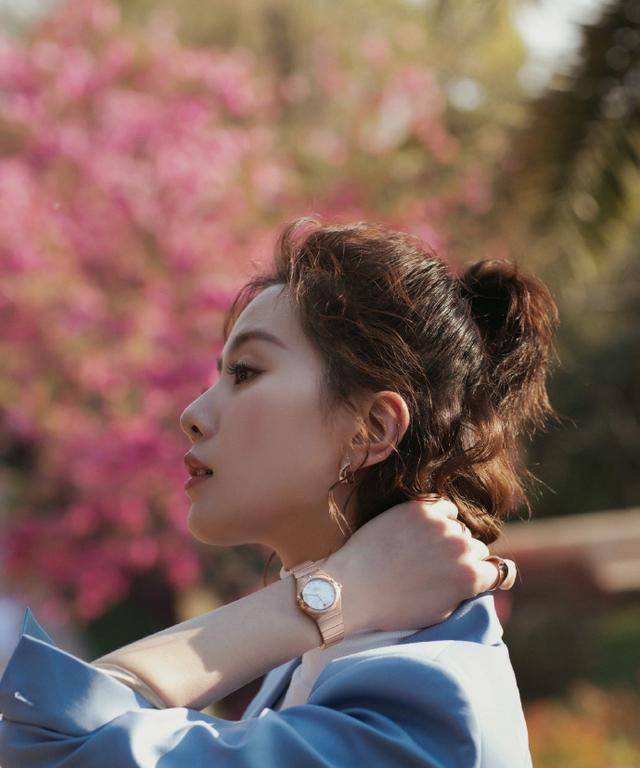 刘诗诗终于换风格!红色大衣英气十足变身霸道