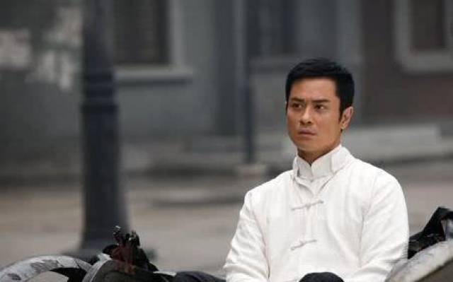 2006年,凭借tvb剧《天幕下的恋人》沈朗一角获得万千星辉颁奖典礼最佳