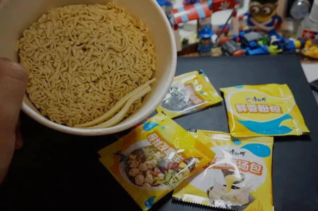 半夜泡上了?深夜美食测评之大家都爱方便面!
