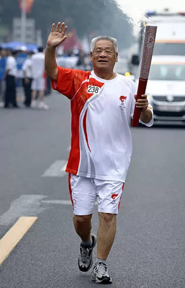 1935年出生于北运河畔的游泳之乡天穆村,父亲是游泳大家穆成宽.