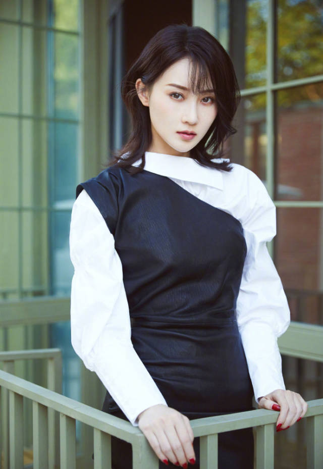 林鹏大胆了穿着包臀裙还敢高抬腿网友这角度没谁了