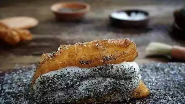 xinzhou qu 信州区 油条包麻糍为江西著名的小吃,将新鲜滚热的麻糍