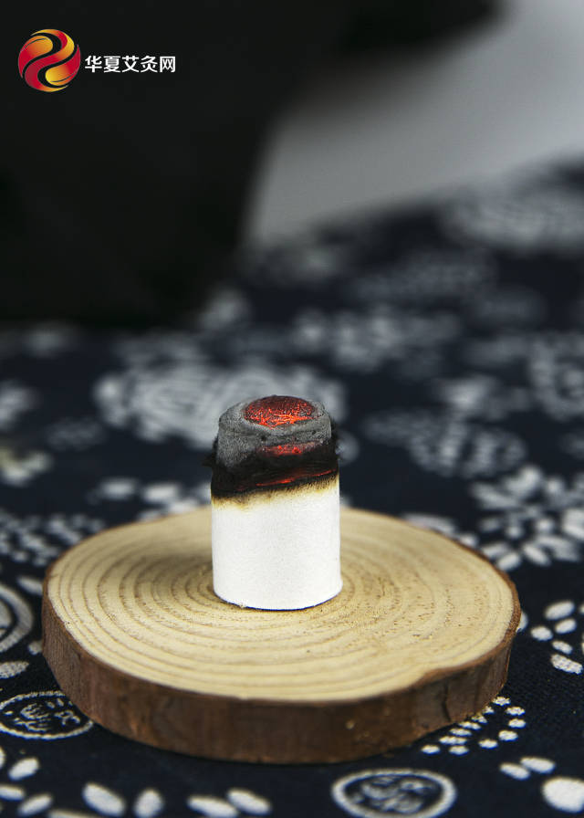 点燃艾柱,对准穴位或疼痛部位上10-30mm,来回旋转进行薰灼,或者一远一