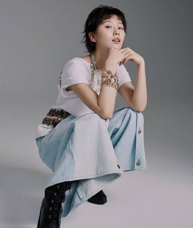 刘诗诗终于换风格!红色大衣英气十足变身霸道