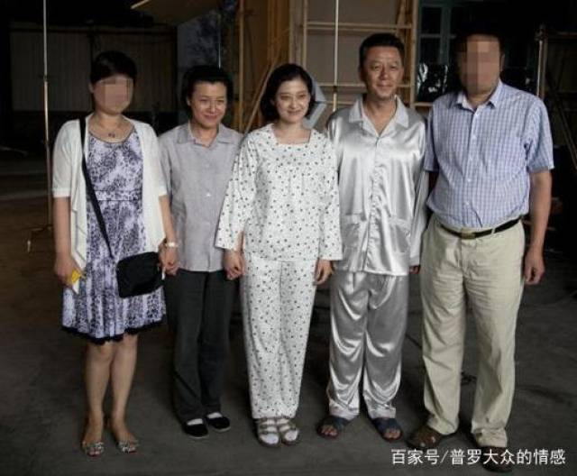 《父母爱情》幕后花絮,安杰身着睡衣和友人合影,全无明星包袱