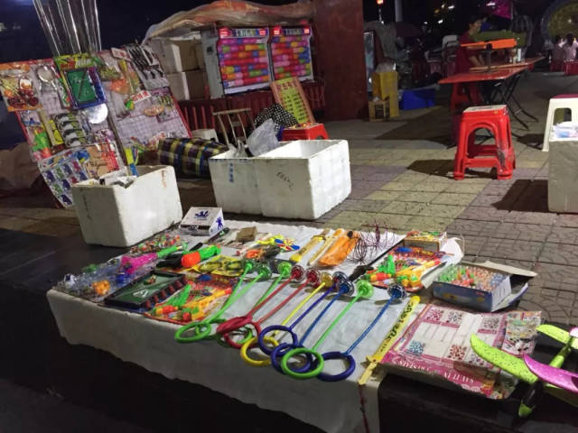 摆地摊卖玩具,日用杂货