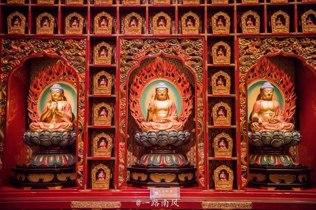 新加坡闹市耸立一座"唐代寺庙",内有无价佛牙,每天信众云集!