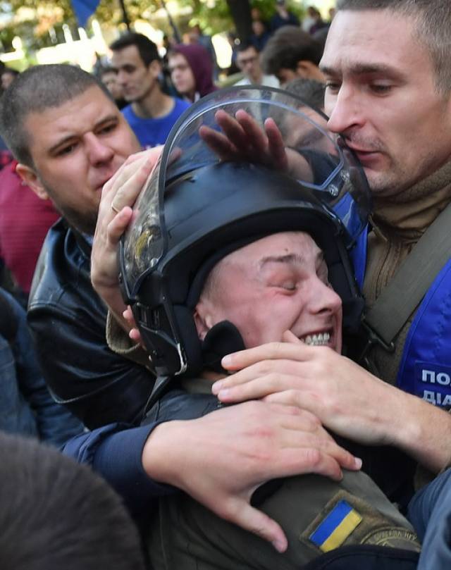 乌克兰极右团体游行变骚乱 冲击政府大楼围殴警察