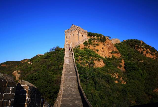 隆庆元年(公元1567年)抗倭名将戚继光在徐达所建长城的基础上续建