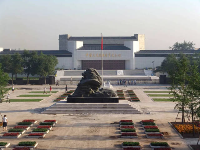 中国人民抗日战争纪念馆前抗战广场中央的象征中华民族觉醒的"卢沟