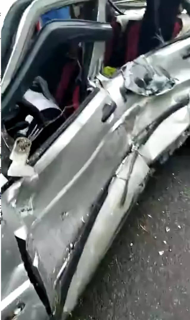 在南部县二桥工业园区路口幼儿园对面发生一起车祸,一辆客运车与一辆