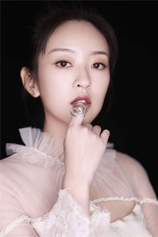 刘泳希亮相腾讯影业活动 仙气造型优雅十足网友狂pick_手机搜狐网