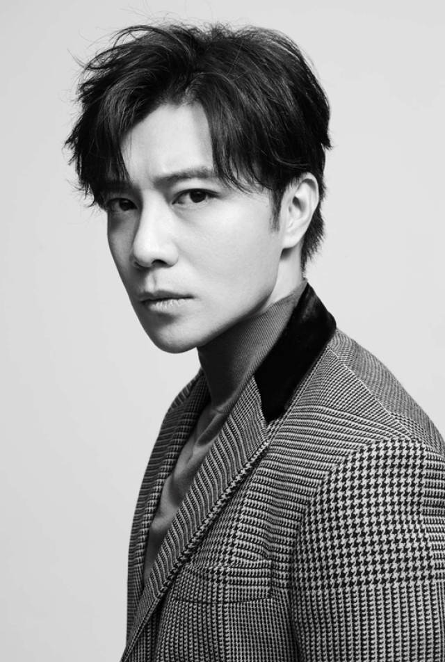 "新咆哮帝"王钧赫写真曝光 绅雅气质自带星空眼