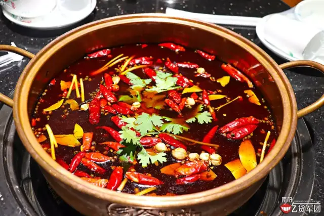 既然吃串串,就不要选择鸳鸯锅,必须是麻辣鲜香的红油锅.