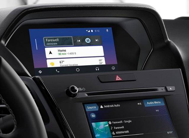 雙屏的中控車機系統,並且支持蘋果的carplay以及安卓的android auto