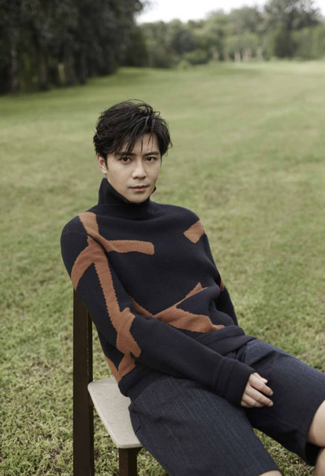 "新咆哮帝"王钧赫写真曝光 绅雅气质自带星空眼