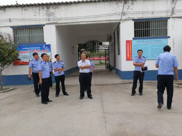 浚县公安局局长赵彦伟,政委彭震强带队到派出所实地督导扫黑除恶工作