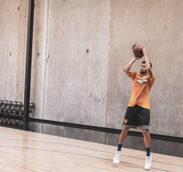 汤普森日常训练,身旁带着的斗牛犬rocco眼神犀利