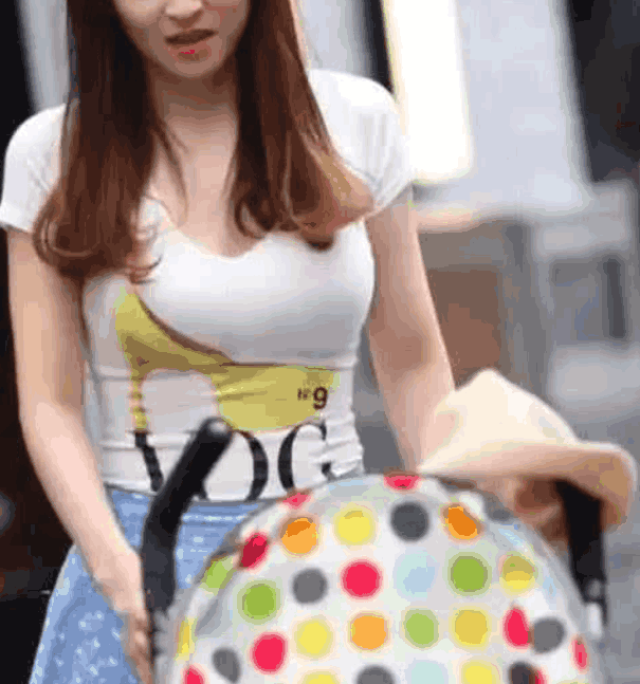 年轻辣妈带着3岁宝宝逛街,接下来辣妈对宝宝做的事看傻周边人