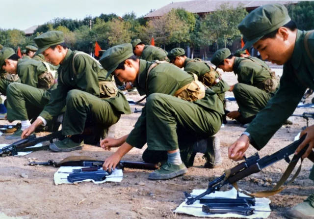 【时光机】这组老照片带你回味首经贸30多年前的军训记忆