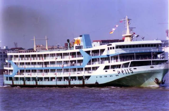 航行在黄浦江上的"江申115号"轮