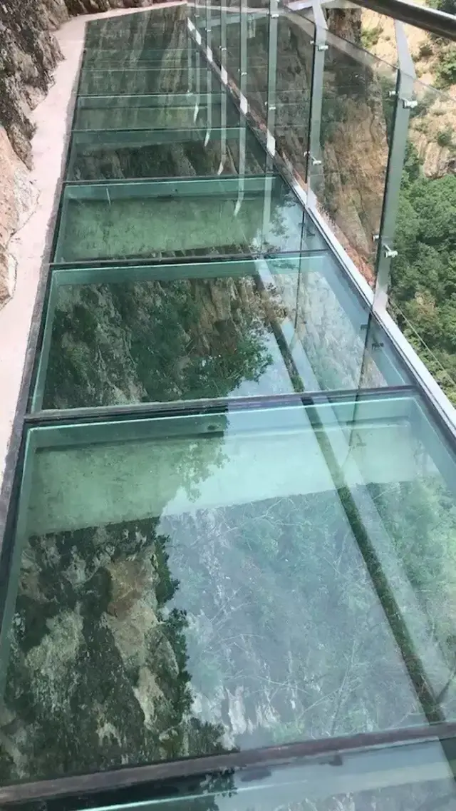 刺激的玻璃栈道