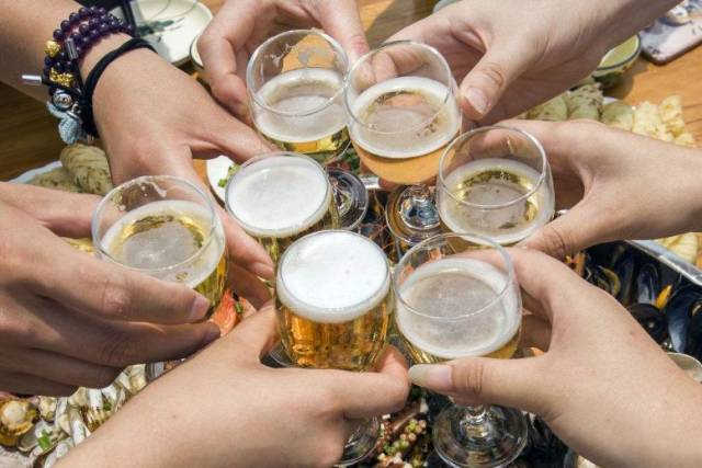 广西一男子聚餐喝酒后误入污水井死亡一审判定酒友无责