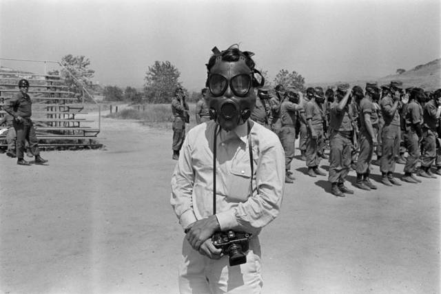 上世纪八十年代,这位日本摄影师七年走遍全中国,拍下20万张照片