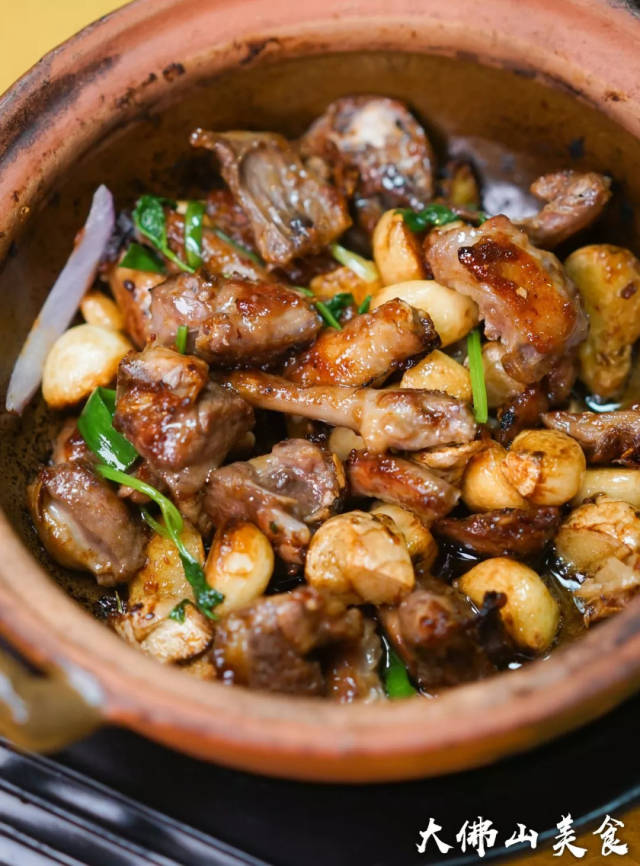 啫啫乳鸽煲  啫啫乳鸽,外面好少尝到的菜式,乳鸽比鸡还要嫩滑,用啫啫