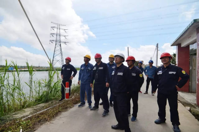 澄海救援队总指挥廖建生副局长深入到各个抢修地点督战指导,确保抢修