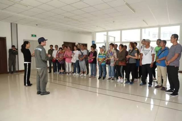 地铁开放日聋哑人代表走进地铁1号线桧柏路基地