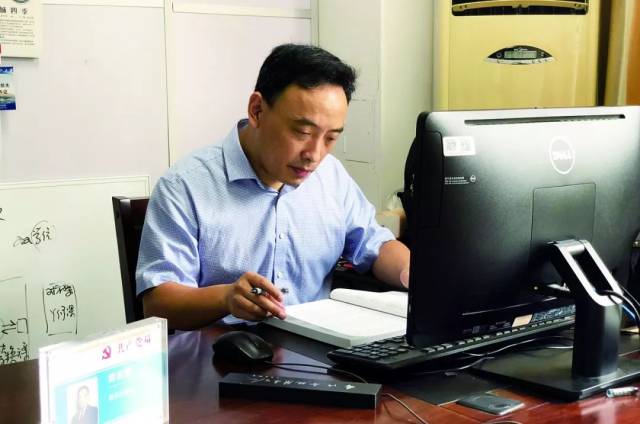 胡吉明:电化学腐蚀与防护领域的领军人物,入选教育部新世纪优秀人才.