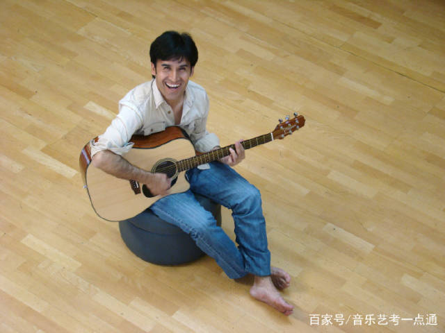 吉他弹唱很吃力?快速转换吉他和弦的技巧都在