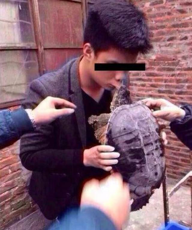 和男朋友第一次接吻,就像是被章鱼吸住了嘴巴.