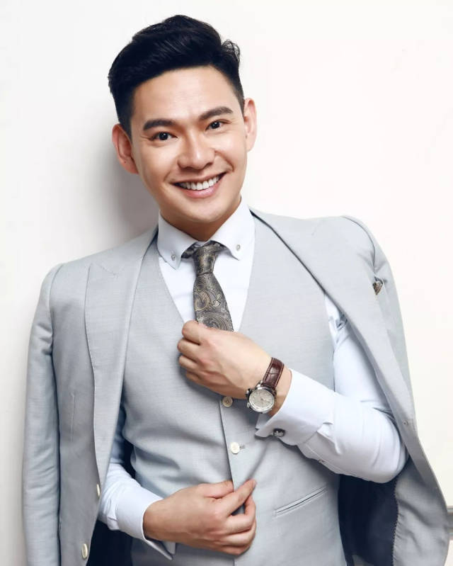 百度千遍,不如亲眼所见 看门见山敲黑板划重点— 当红主持人王冀飞 就