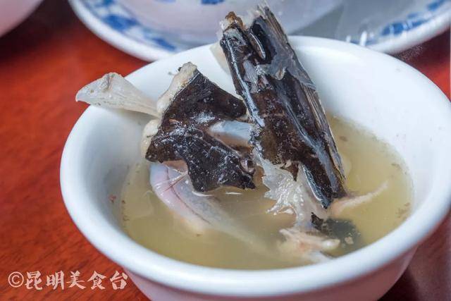 中间半透明的鱼骨是软骨,脆脆的很过瘾,这种吃鱼不吐骨的感觉真的很爽