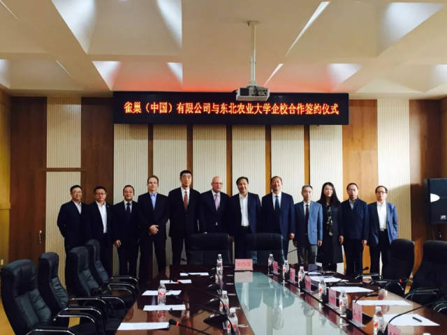 张振东与东农新农村发展研究院院长孙占峰签署项目合作协议东北农业