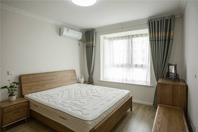 主卧室墙面使用中性驼色,配上原木色的家具,简单大气,让人神清气. .